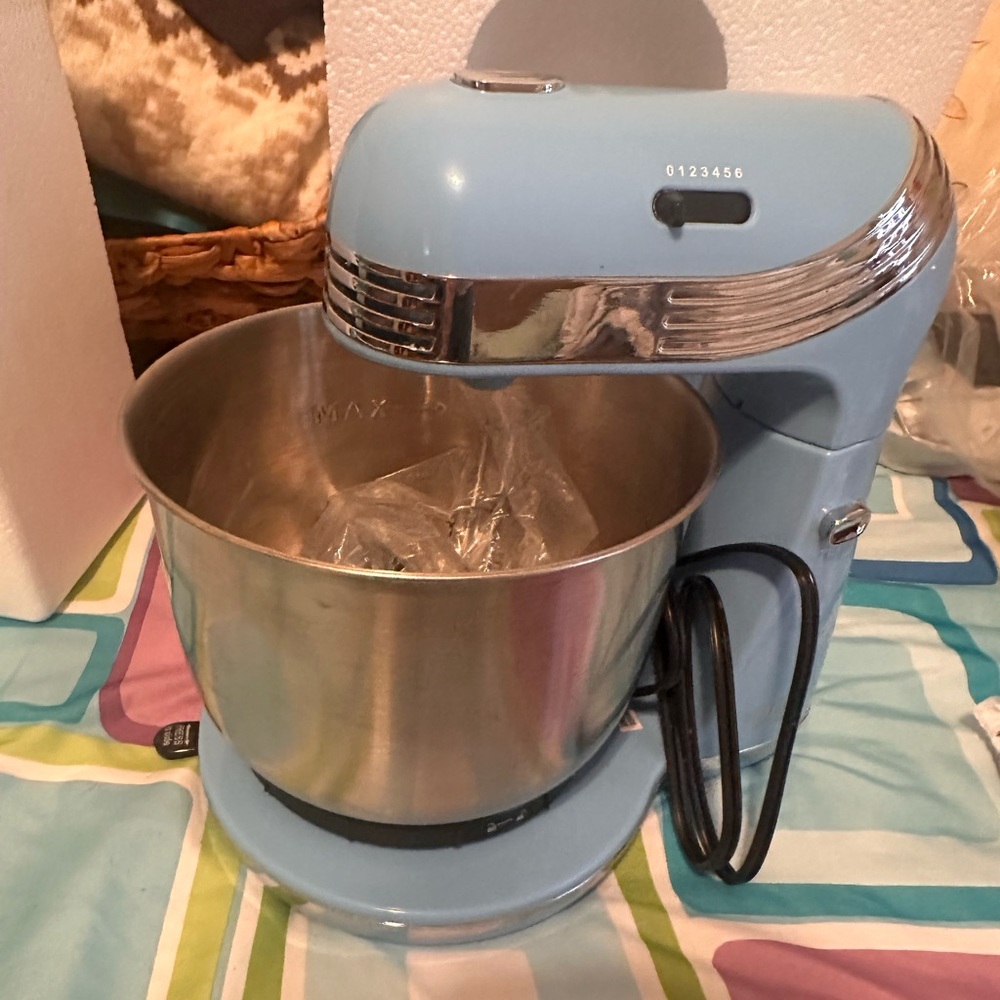 Rise by Dash 6 Speed Compact Stand Mixer 3 quart Sky Blue. New in Box!